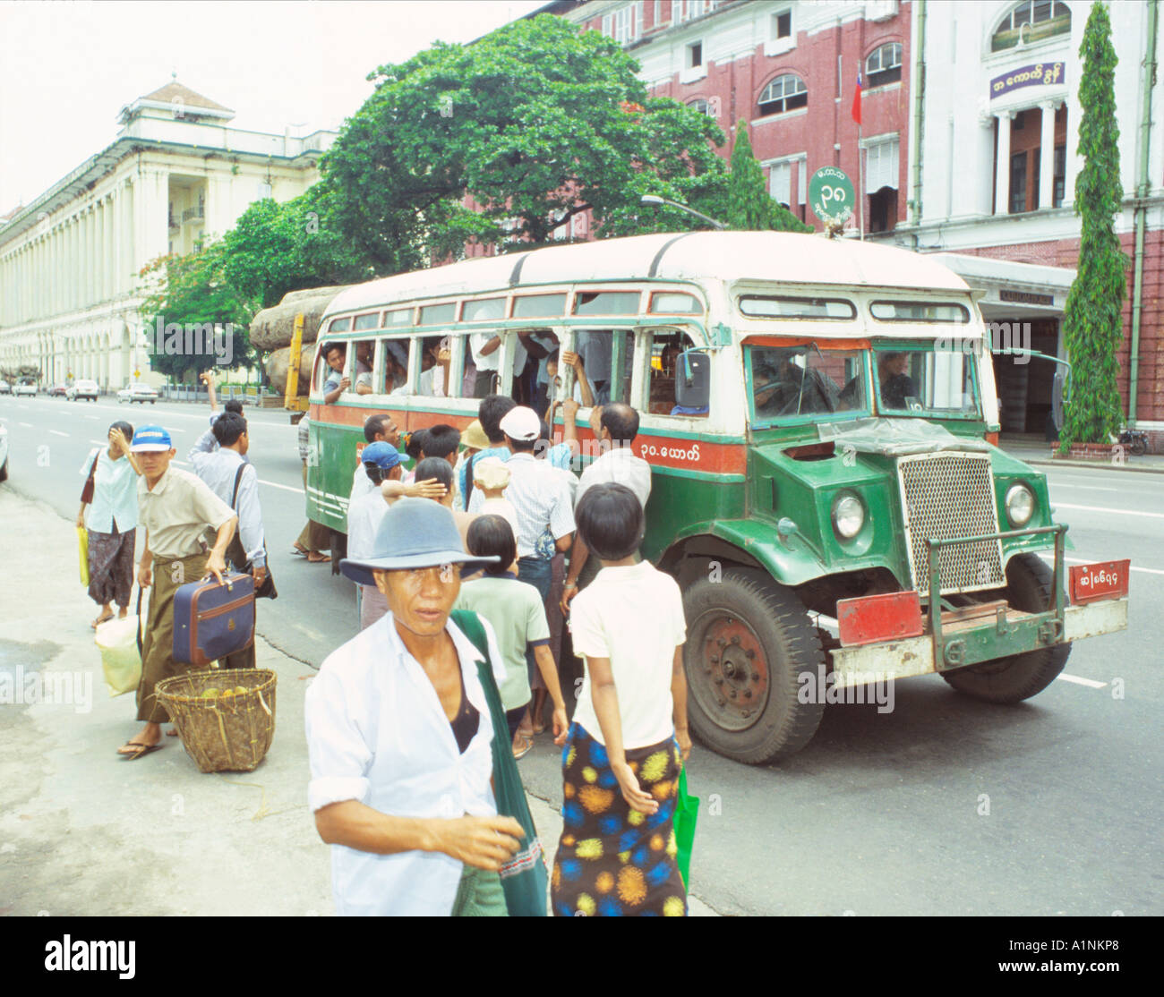 How to get to Mmk Fashion in Popular Velha by Bus?