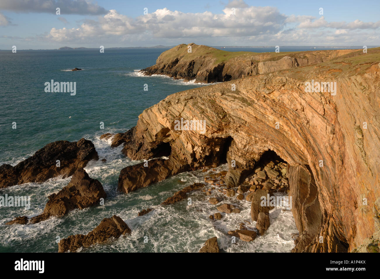Pembrokeshire stratified rocks hi-res stock photography and images - Alamy