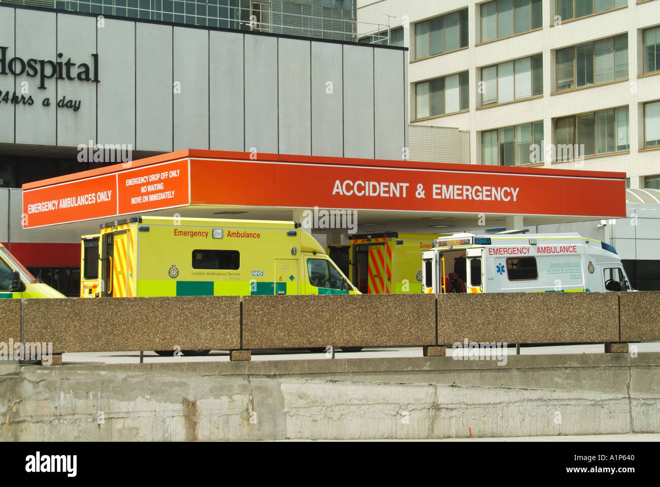 London Lambeth St Thomas hospital accident and emergency admissions unit and ambulance delivery parking area Stock Photo