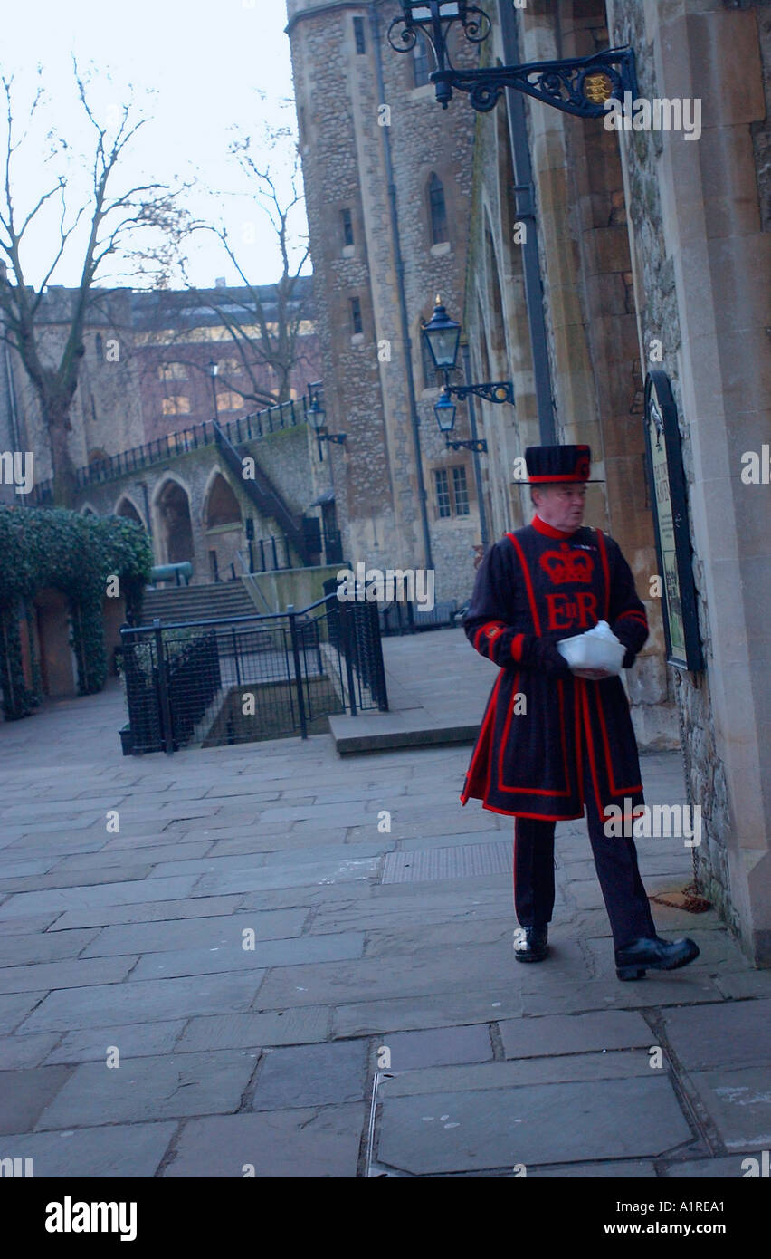 Beefeater raven master hi-res stock photography and images - Alamy