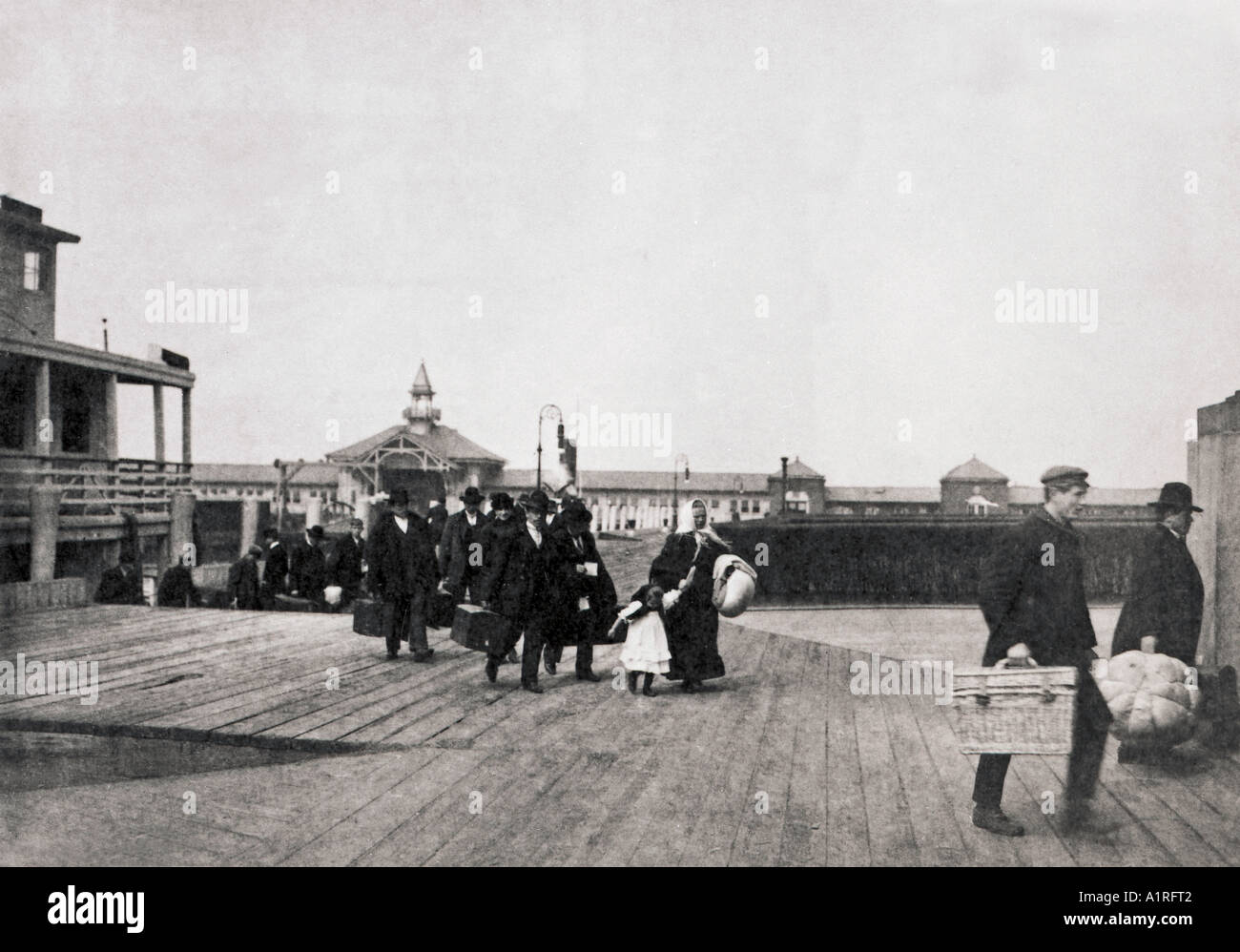 Ca 1900 Immigrants arrive to be processed as new citizens of The U S A Stock Photo