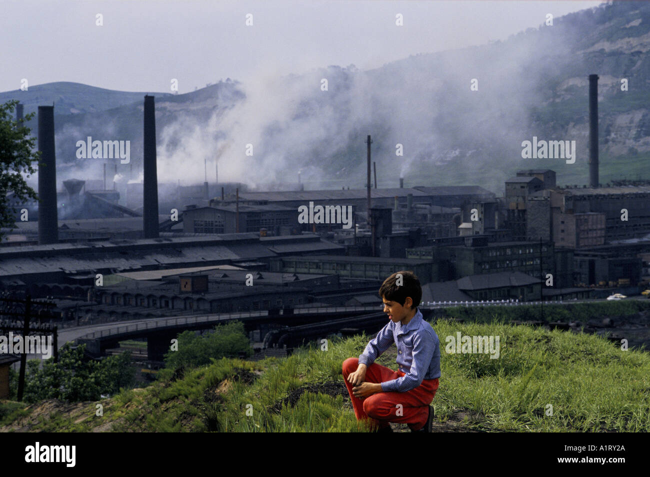 AIR POLLUTION FROM FACTORY WITH CHILD IN FOREGROUND COPSA MICA ROMANIA 5 1990 Stock Photo