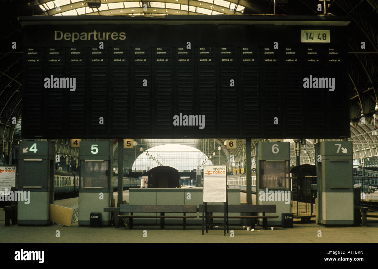 Paddington train station departures hires stock photography and images
