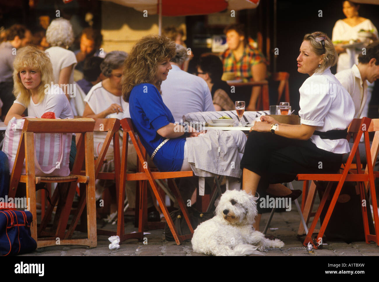 Covent Garden London 2000s UK.  An alfresco summers early evening meal in the plaza friends meeting up 2006 HOMER SYKES Stock Photo