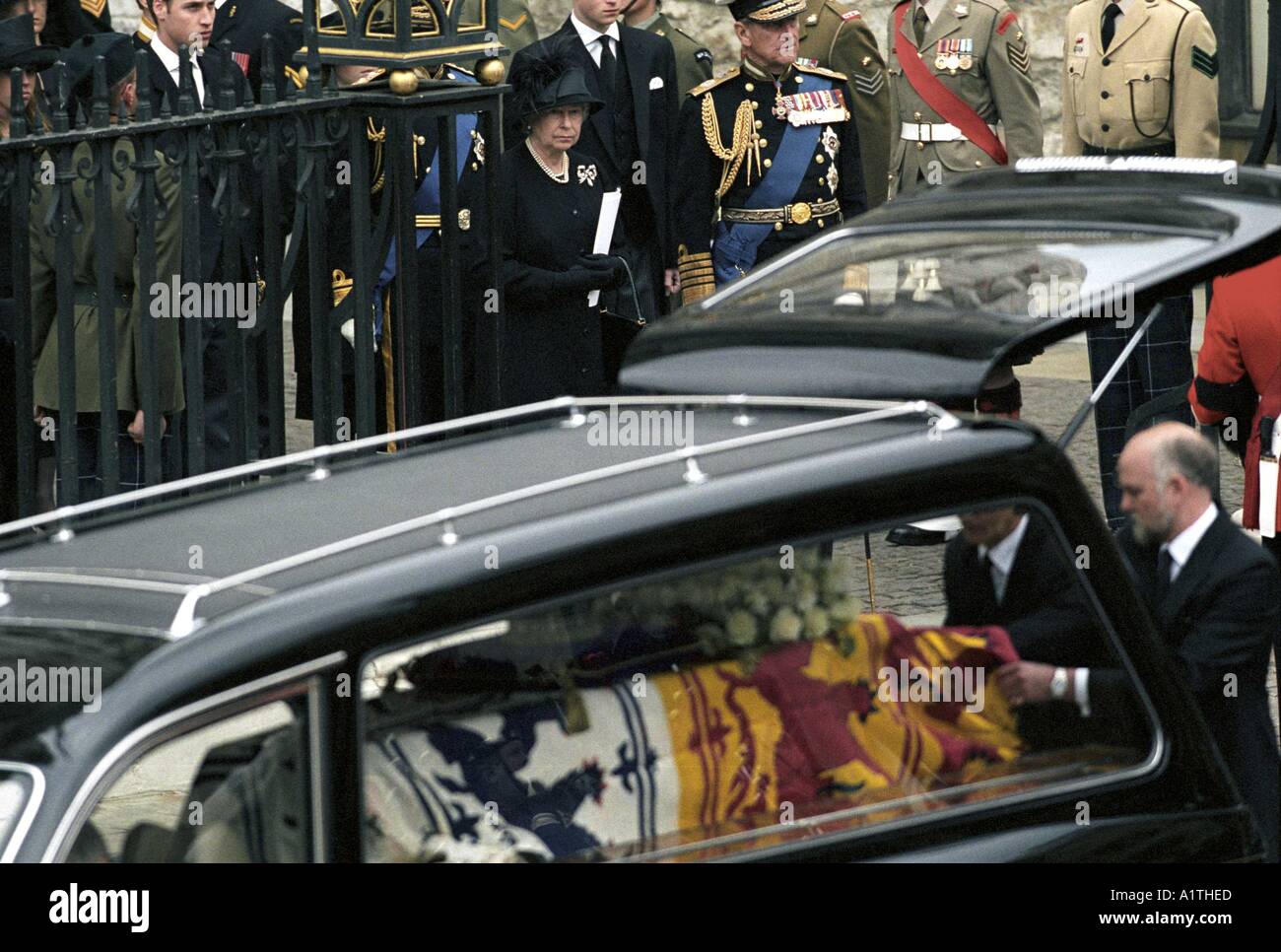 Queen Mother s Funeral 9th April 2002 The funeral cortege approaches Westminster Abbey Stock Photo