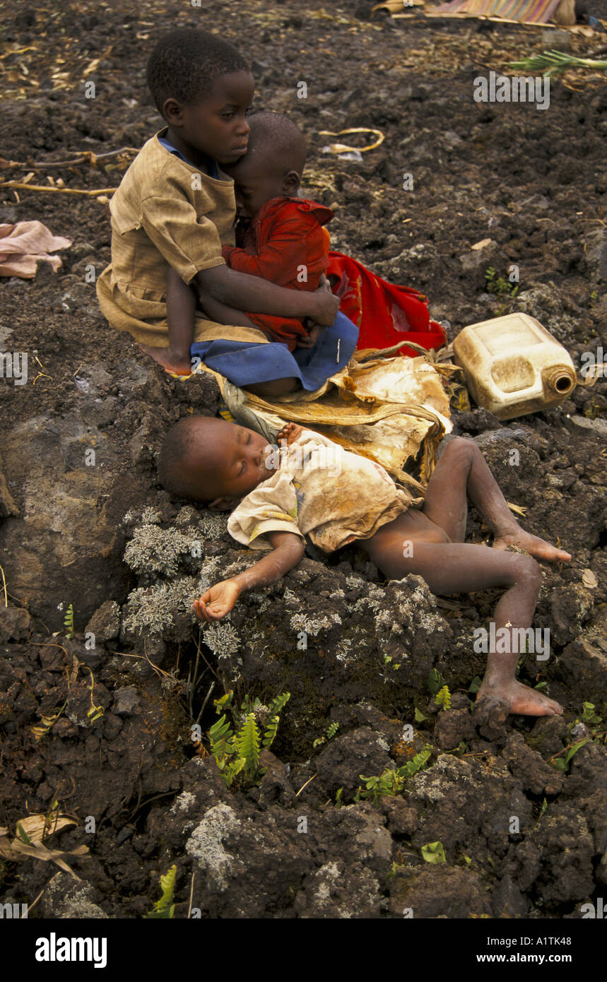 GOMA ZAIRE ABANDONED CHILDREN JULY 1994 lying next to dead bodies Stock Photo