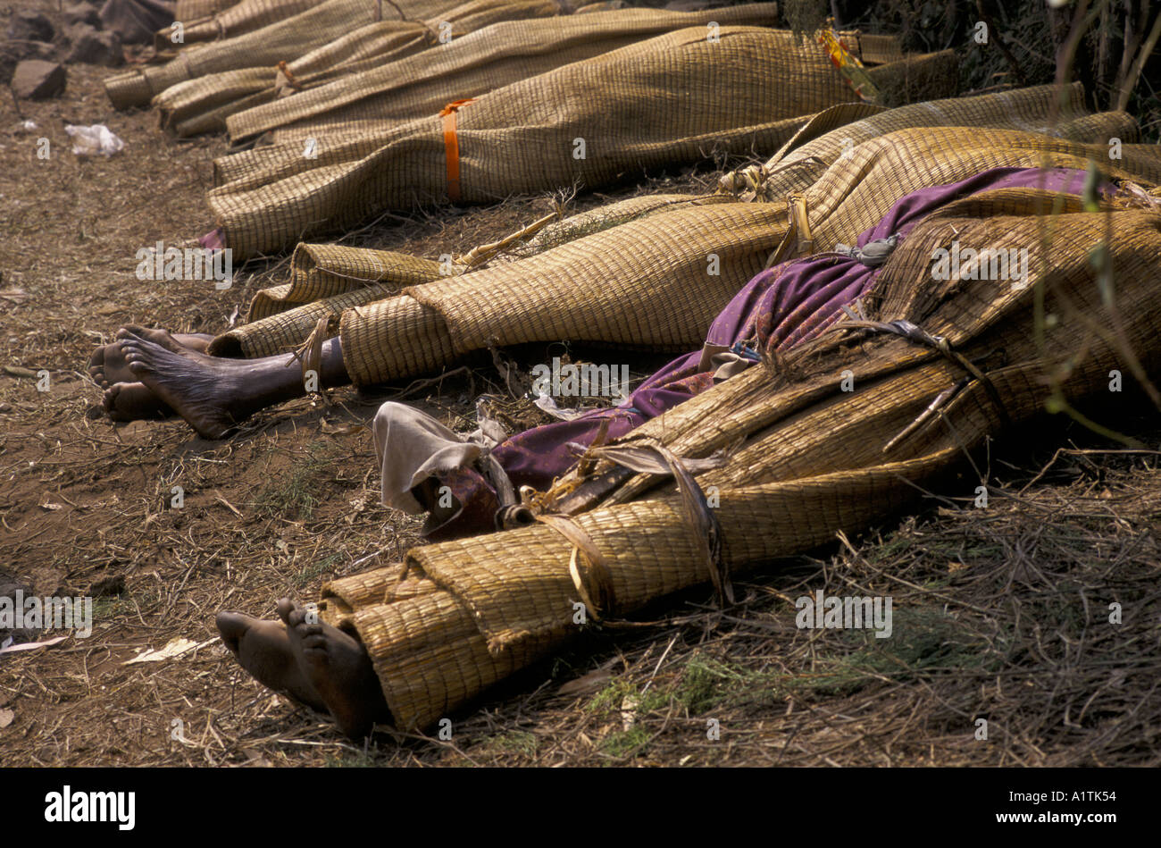 GOMA ZAIRE DEAD BODIES WRAPPED IN RUSH MATS KIBUMBA REFUGEE CAMP JULY 1994 Stock Photo