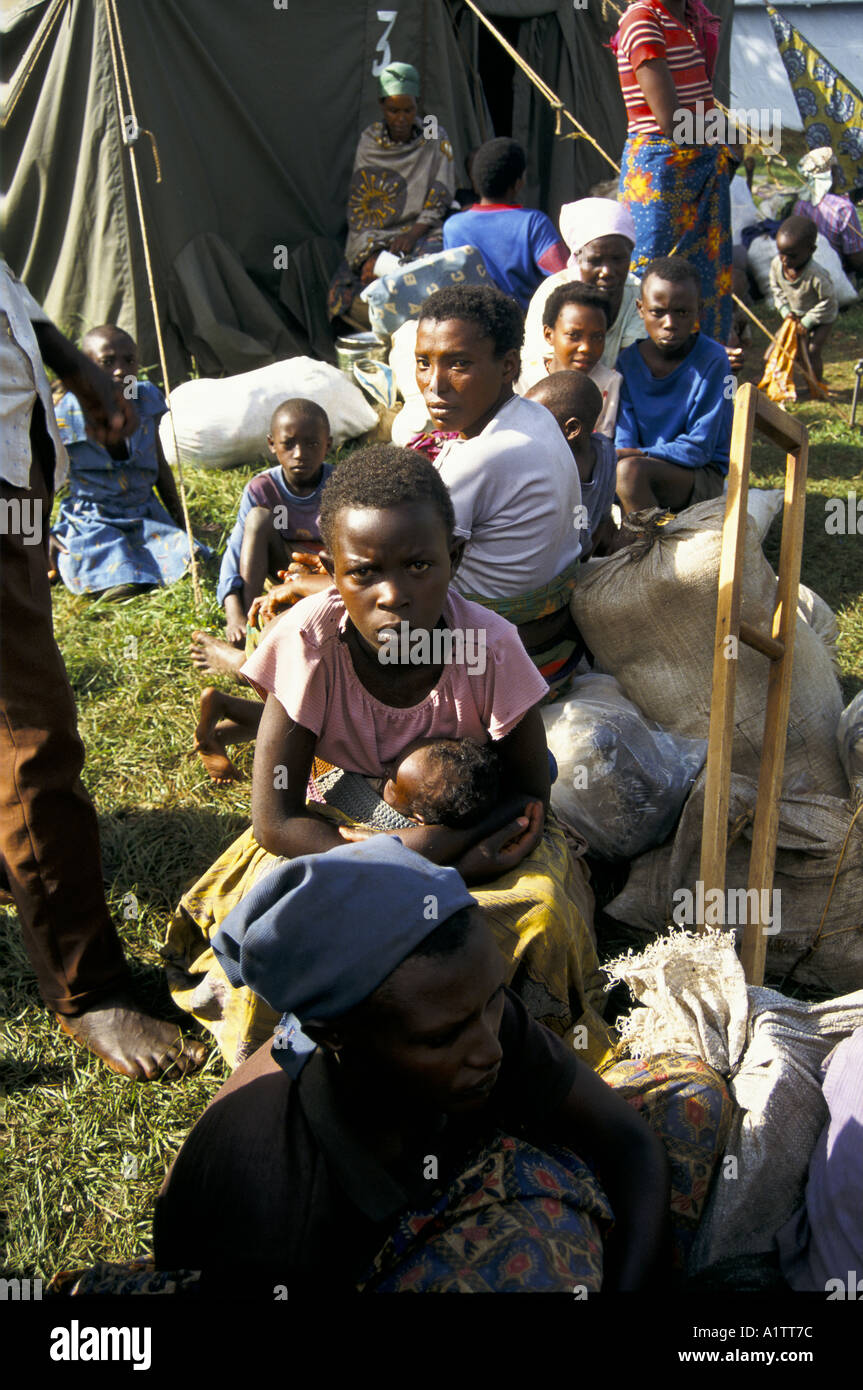 RWANDA 1996 TUTSIS FORCED TO RETURN TO RWANDA BY HUTU MILITIA.Queue of people waiting Stock Photo