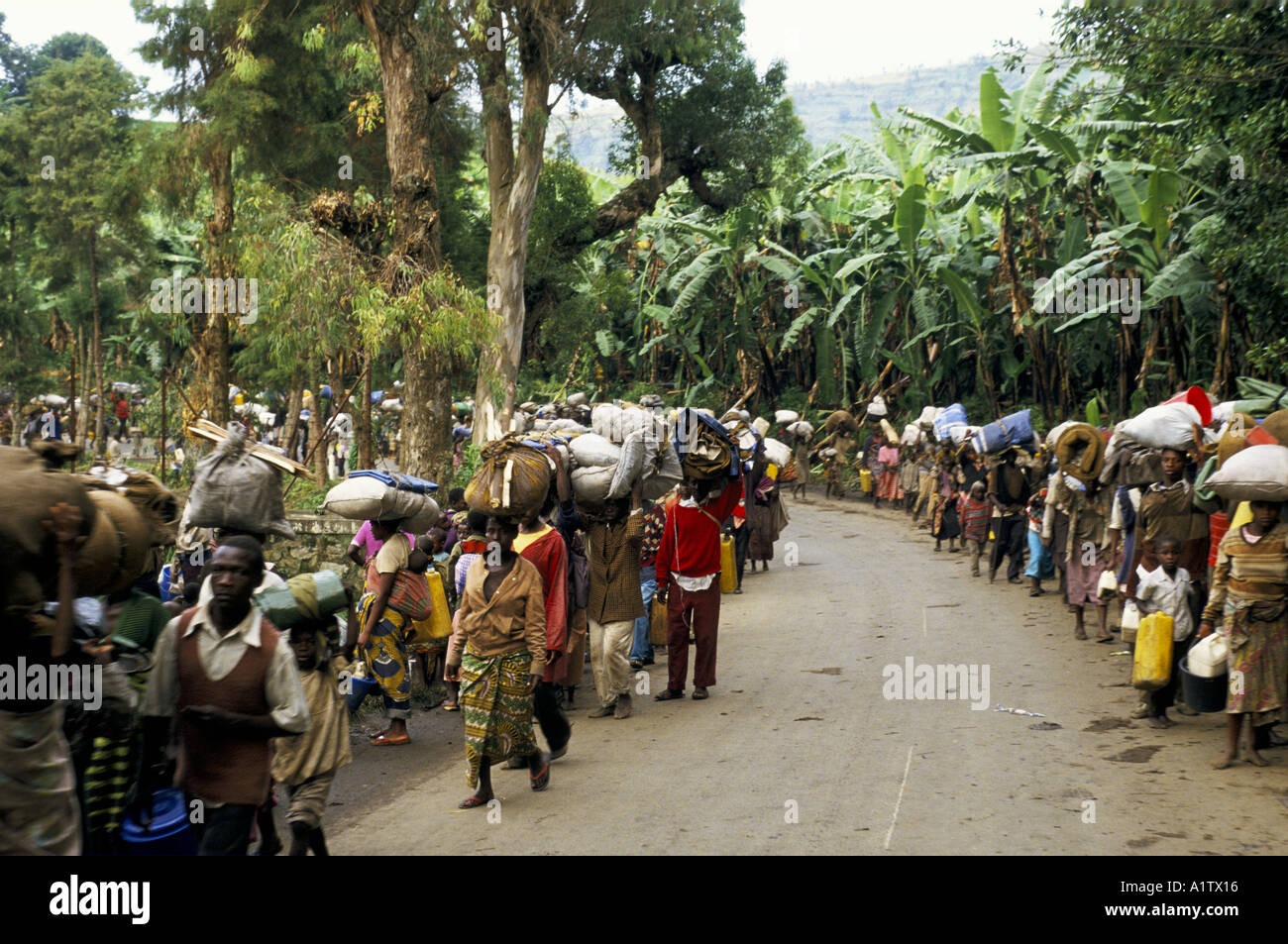 AFTER THE GENOCIDE.RWANDAN REFUGEES ON THE ROAD RETURN FROM GOMA ZAIRE NOV 1996 Stock Photo