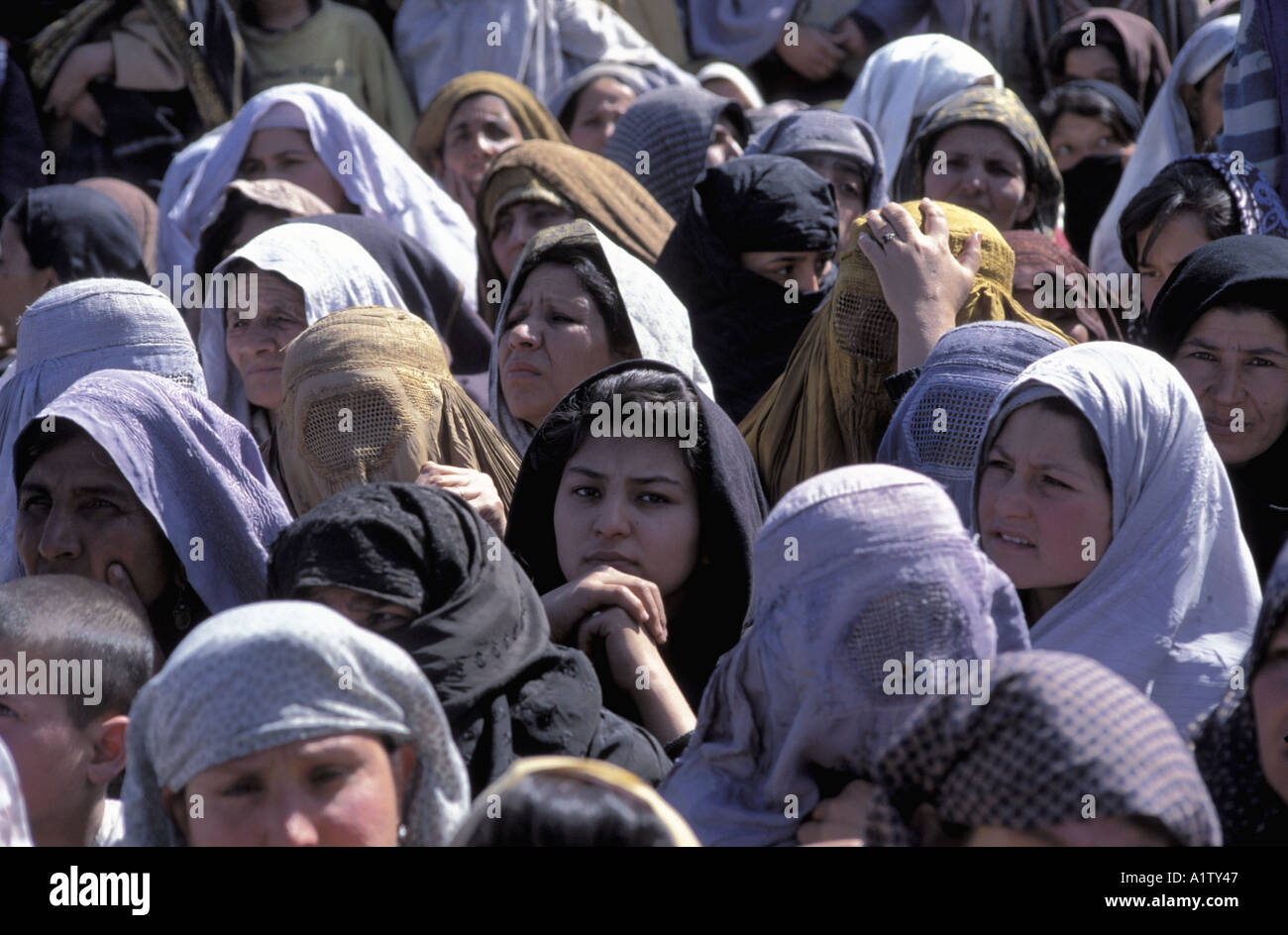 Food distributions for widows Kabul Afghanistan 1996 Stock Photo