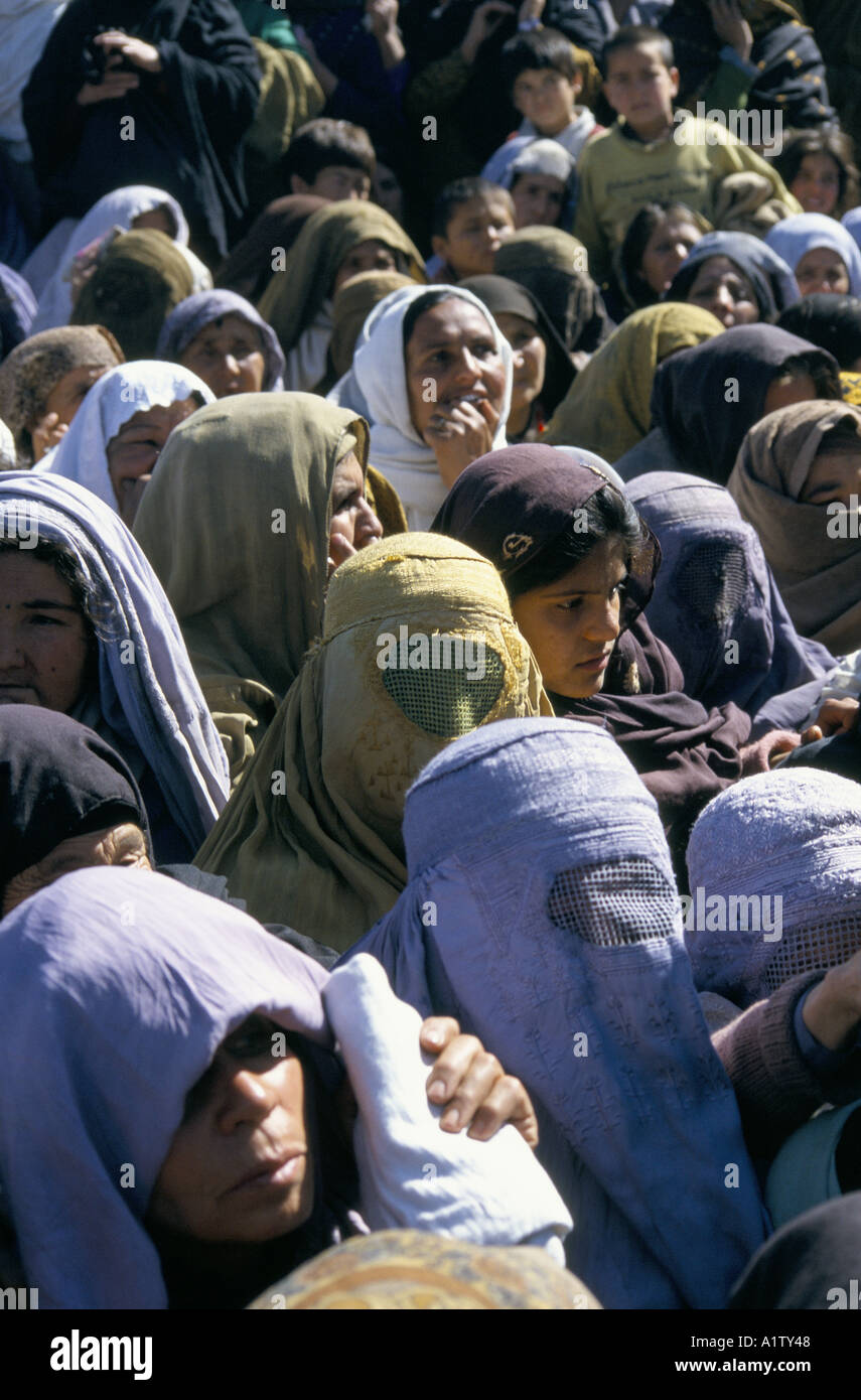 FOOD DISTRIBUTIONS FOR WIDOWS KABUL AFGHANISTAN 1996 Stock Photo
