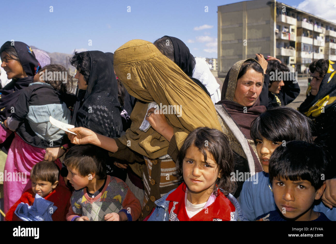 AFGHANISTAN KABUL. WOMEN WAIT FOR FOOD DISTRIBUTION FOR WIDOWS 1996 Stock Photo