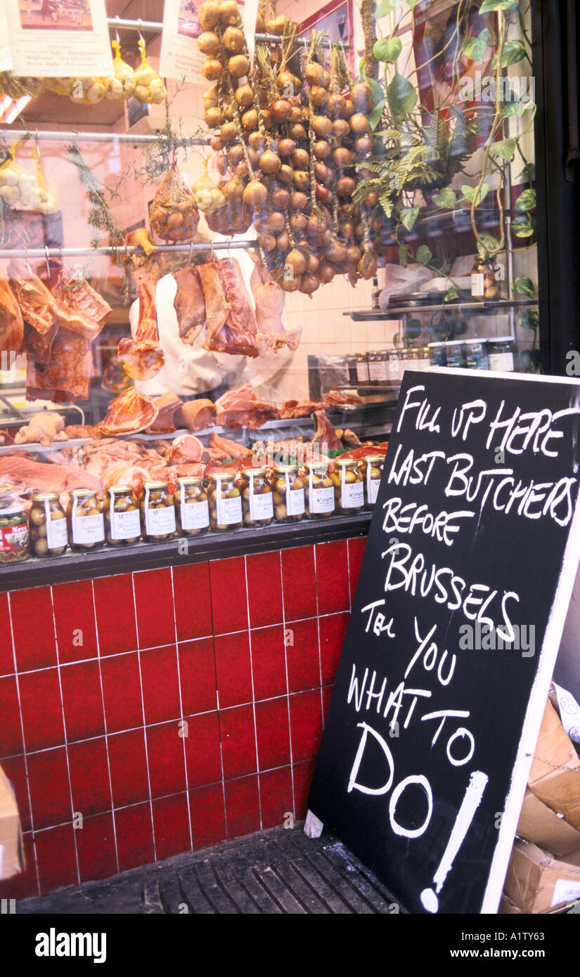 BUTCHERS SHOPS DURING BEEF ON THE BONE BAN BY GOVERNMENT DECEMBER 1997.Anti Brussels notice Stock Photo