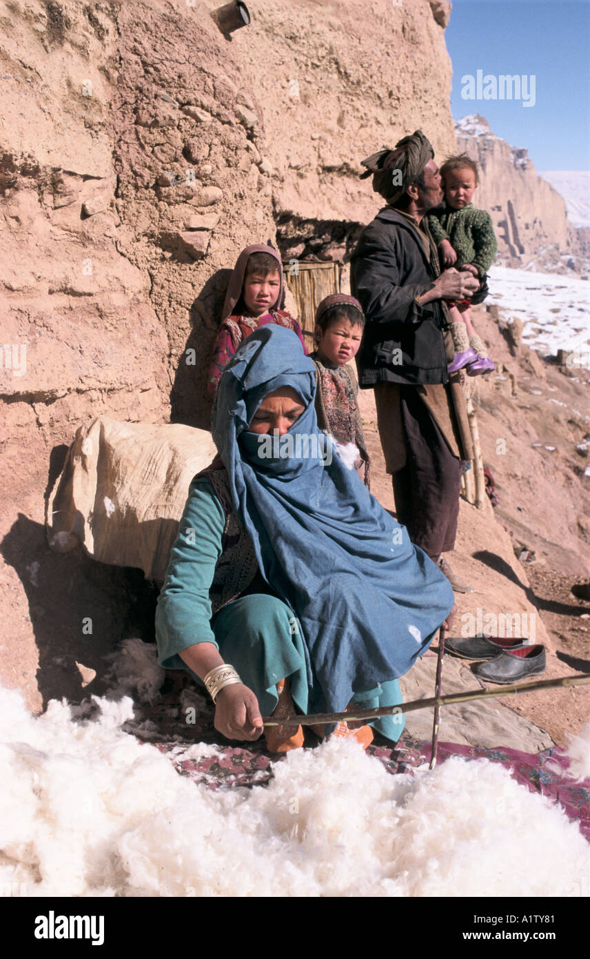 AFGHANISTAN BAMIAN  HAZARAS PREPARE THEIR WOOL USUALLY SOLD IN KABUL ALONG WITH THEIR POTATOES 1998 Stock Photo