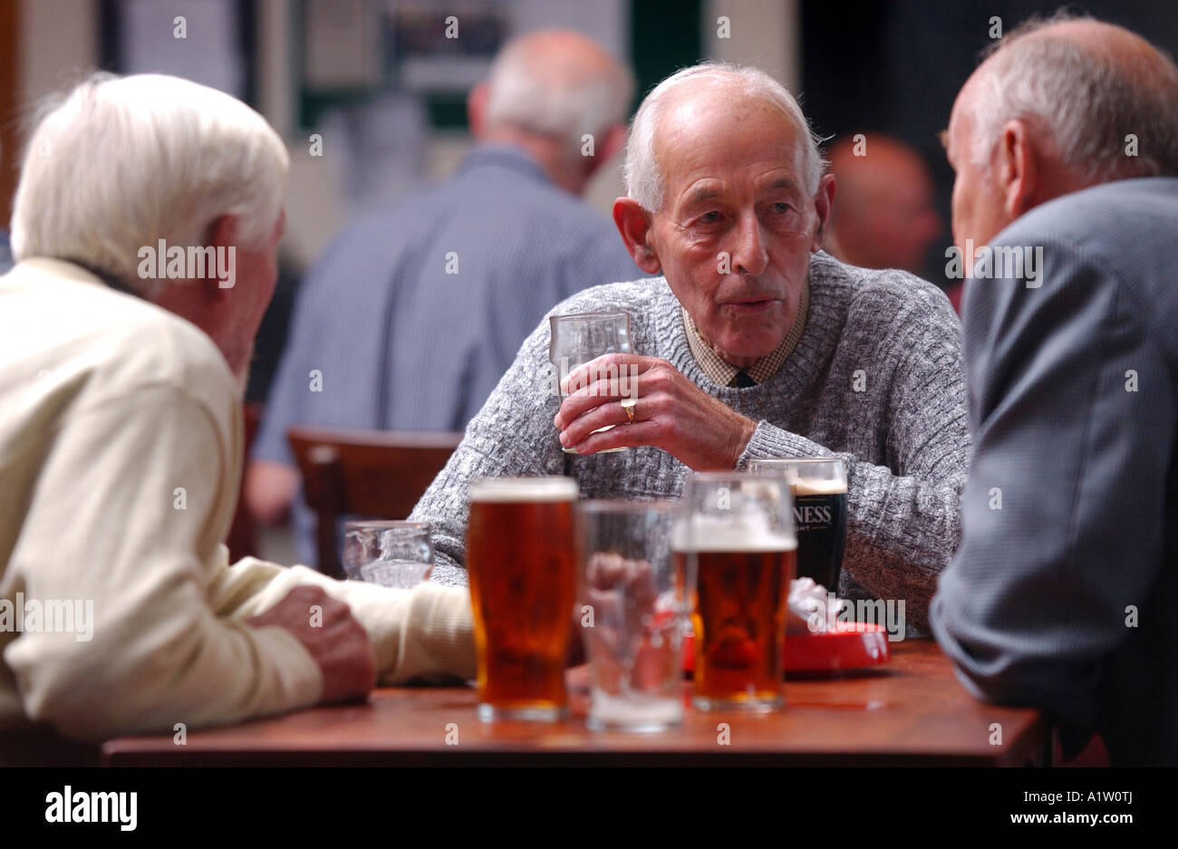 Он старше и пьет. Старик с пивом. Дедушка с пивом. Старики бухают. Старики пьют за столом.