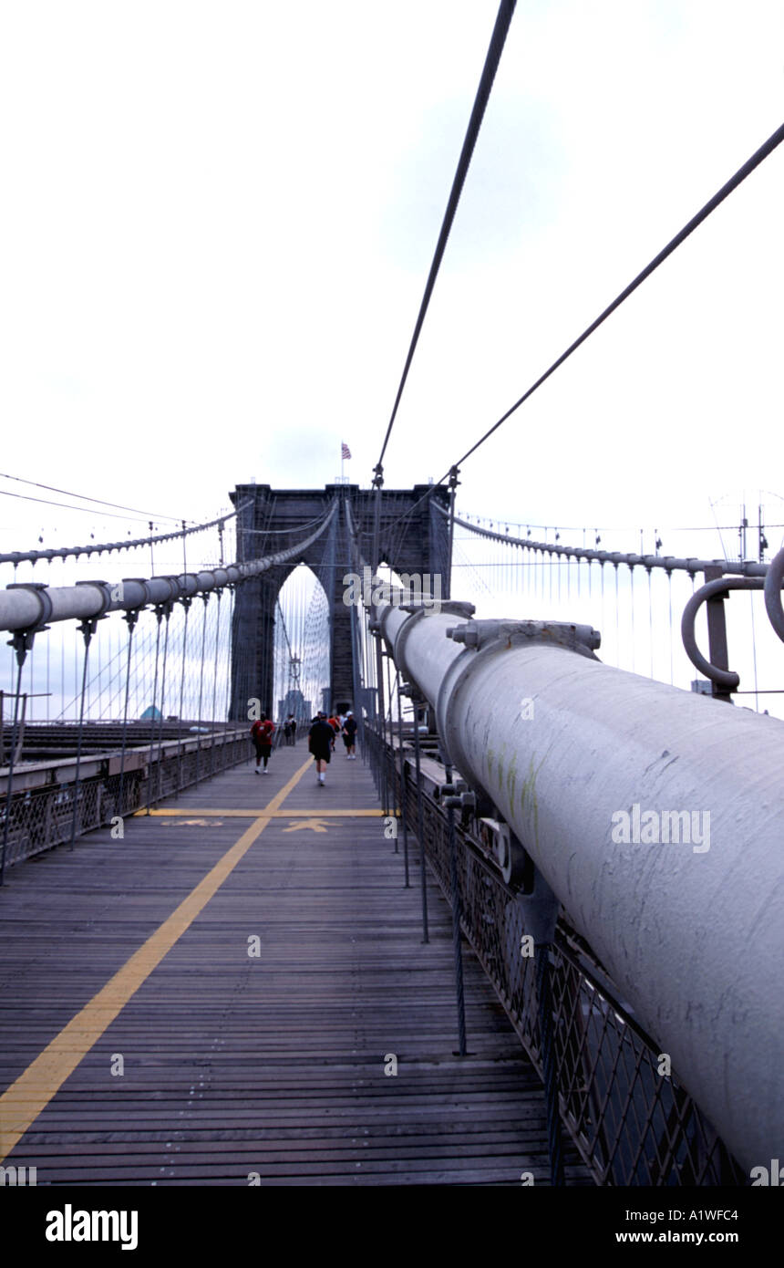 Footpath on Brooklyn Bridge New York Stock Photo - Alamy