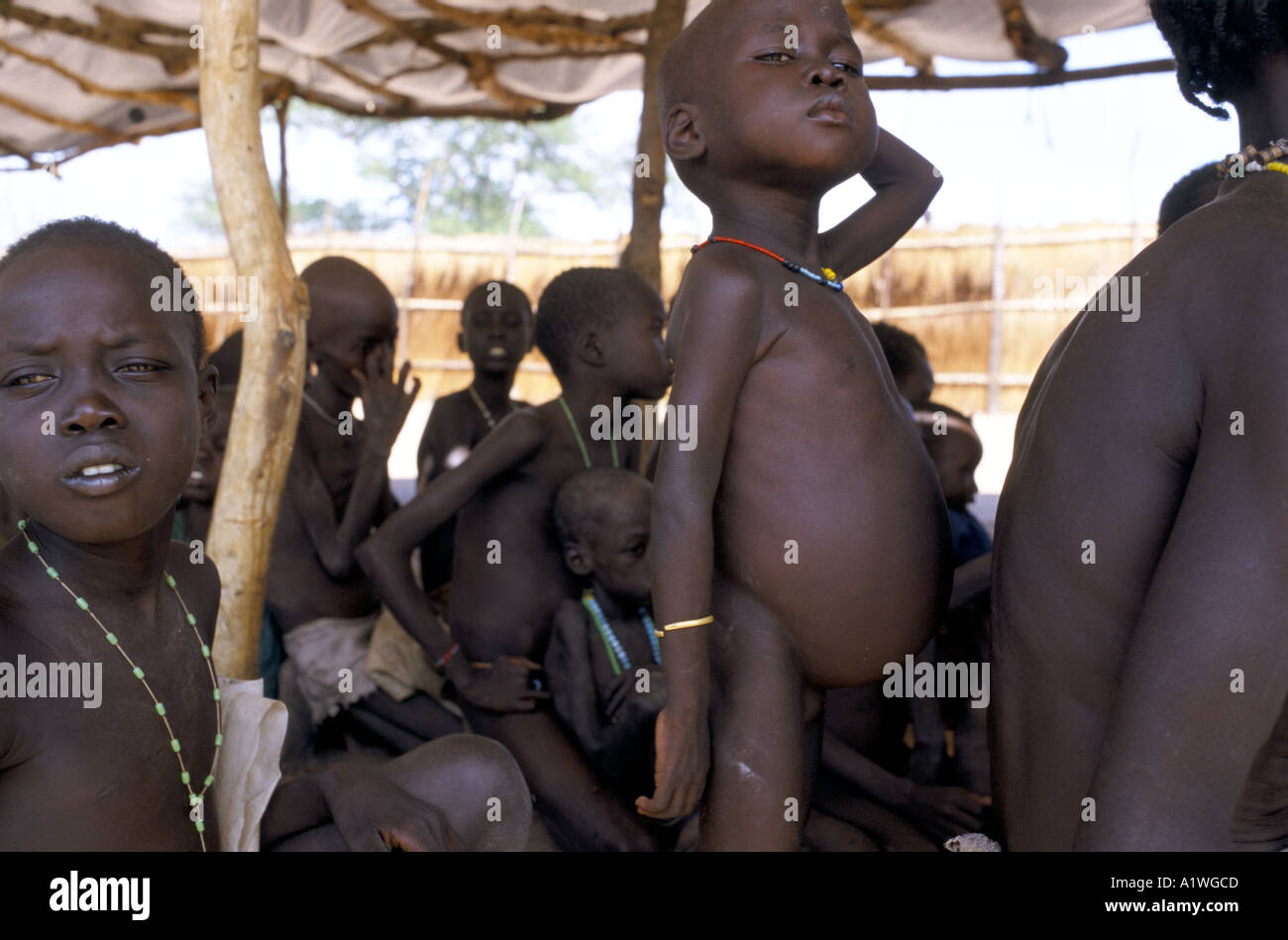 SOUTH SUDAN AUGUST 1998 FAMINE AJIEP SUPPLEMENTARY FEEDING Children wait for food 1998 Stock Photo