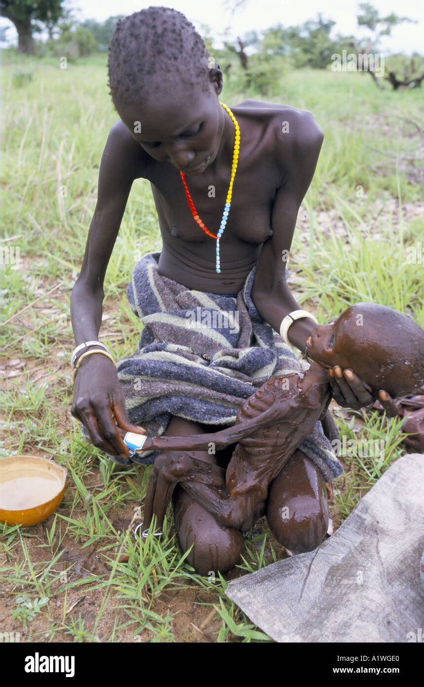 SOUTH SUDAN AUGUST 1998 FAMINE AJIEP AYAK AGAU WASHES BODY OF DAUGHTER AYP MO 1998 Stock Photo