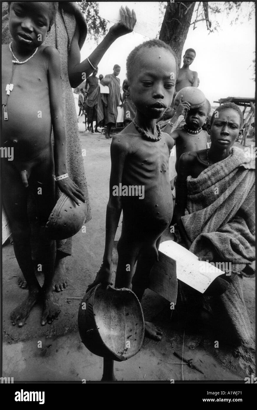 SOUTH SUDAN 1998 MAPLE FEEDING CENTRE.AJIEP CAMP. UNACCOMPANIED  CHILDREN ,STARVING AND EMACIATED,WAITING FOR FOOD DISTRIBUTION Stock Photo