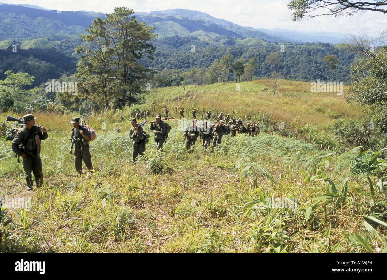 Myanmar (BURMA). SHAN STATE ARMY. GUERRILLAS FROM THE SHAN STATE ARMY CLIMBING  THE MOUNTAINOUS AREAS OF NORTH EAST BURMA 2001 Stock Photo