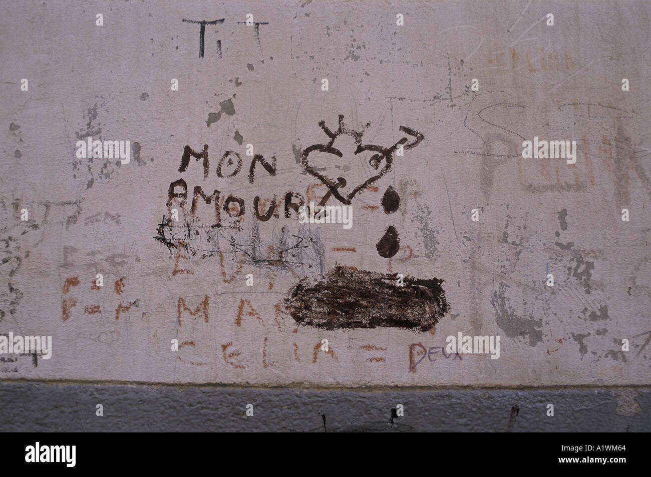 Slogan Mon Amour Depiction Of Arrow Through Bleeding Heart Dripping Stock Photo Alamy Slogan Mon Amour Depiction Of Arrow Through Bleeding Heart Dripping Stock Photo Alamy
