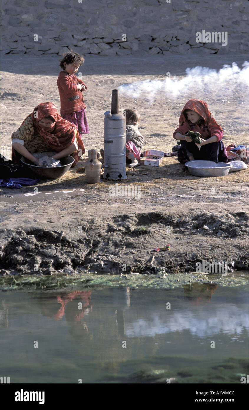 Girls washing clothes by the river hi-res stock photography and images ...