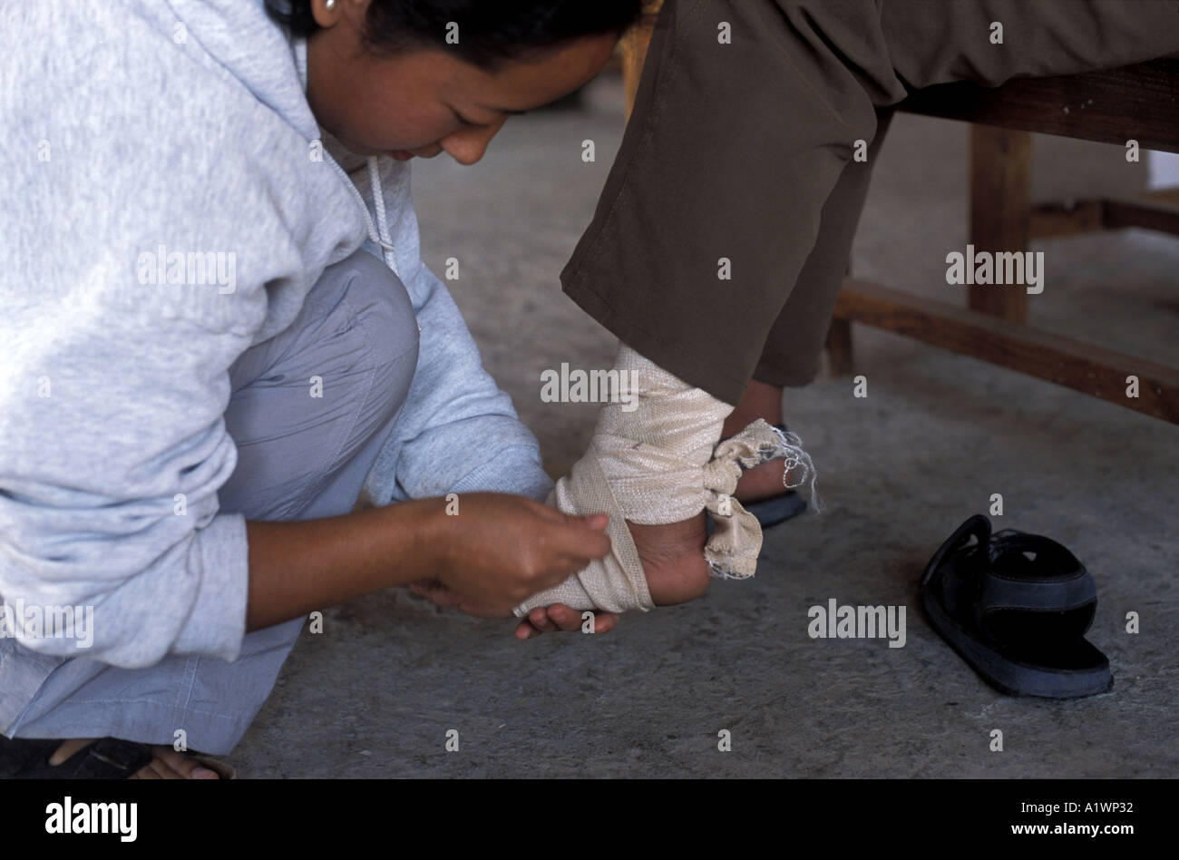 Chhetri sisters training course, first aid demonstrated by Archana. Pokara Nepal November 2002 Stock Photo