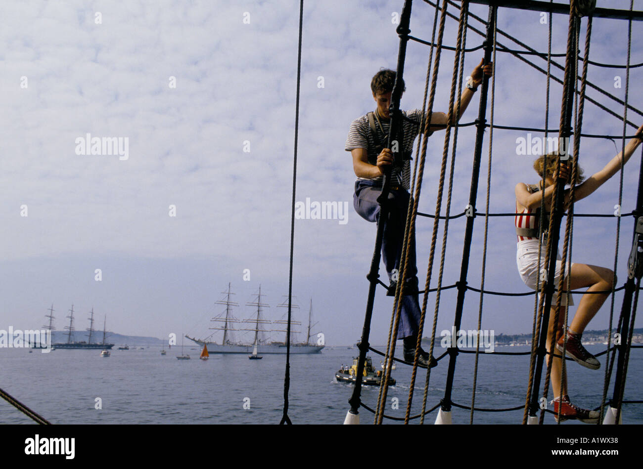 TALL SHIPS RACE 1994 MALE FEMALE CREW CLIMBING RIGGING ROPES FOR SAILS