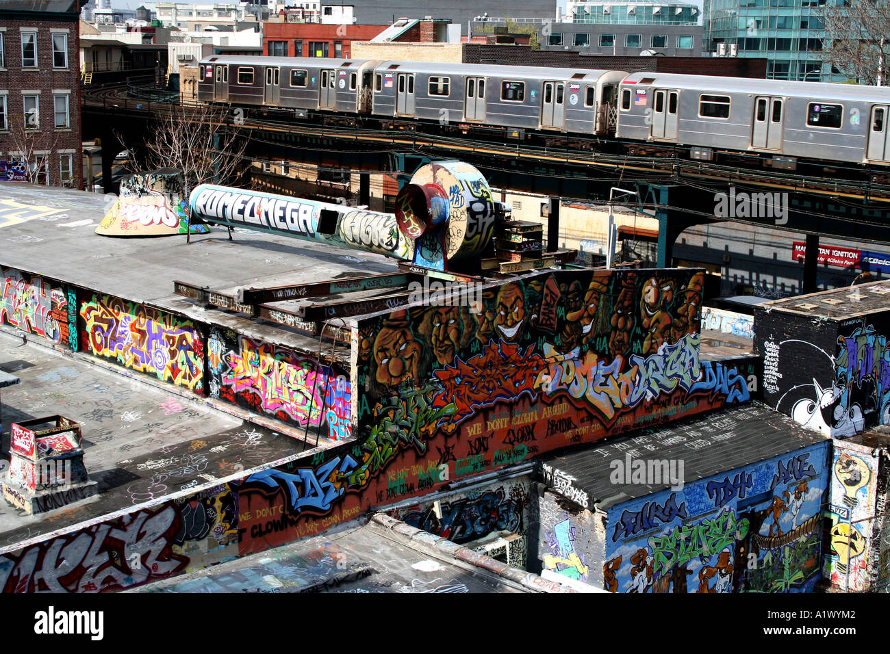 Graffiti at 5 pointz warehouse in Long Island City Queens ...