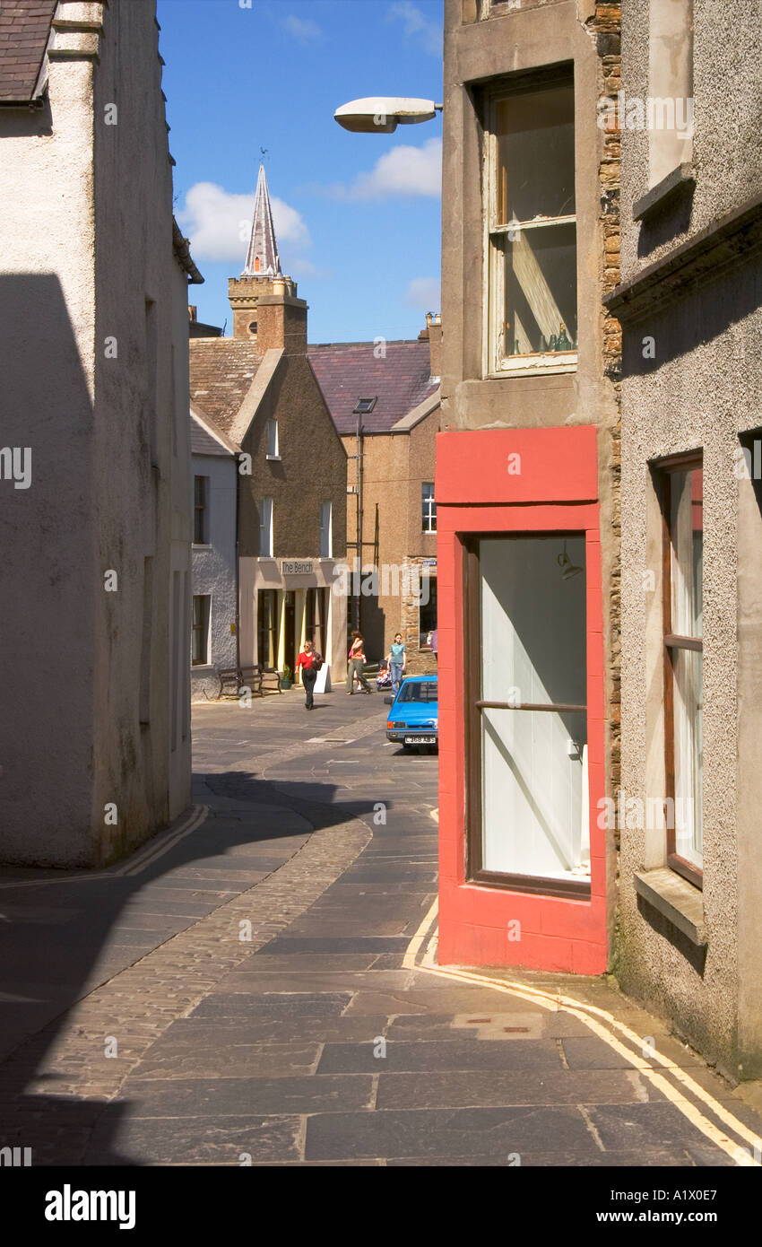 dh Dundas Street STROMNESS ORKNEY Houses cobbled and Orkney people church spire tourist town road buildings along narrow slate slabbed street scotland Stock Photo