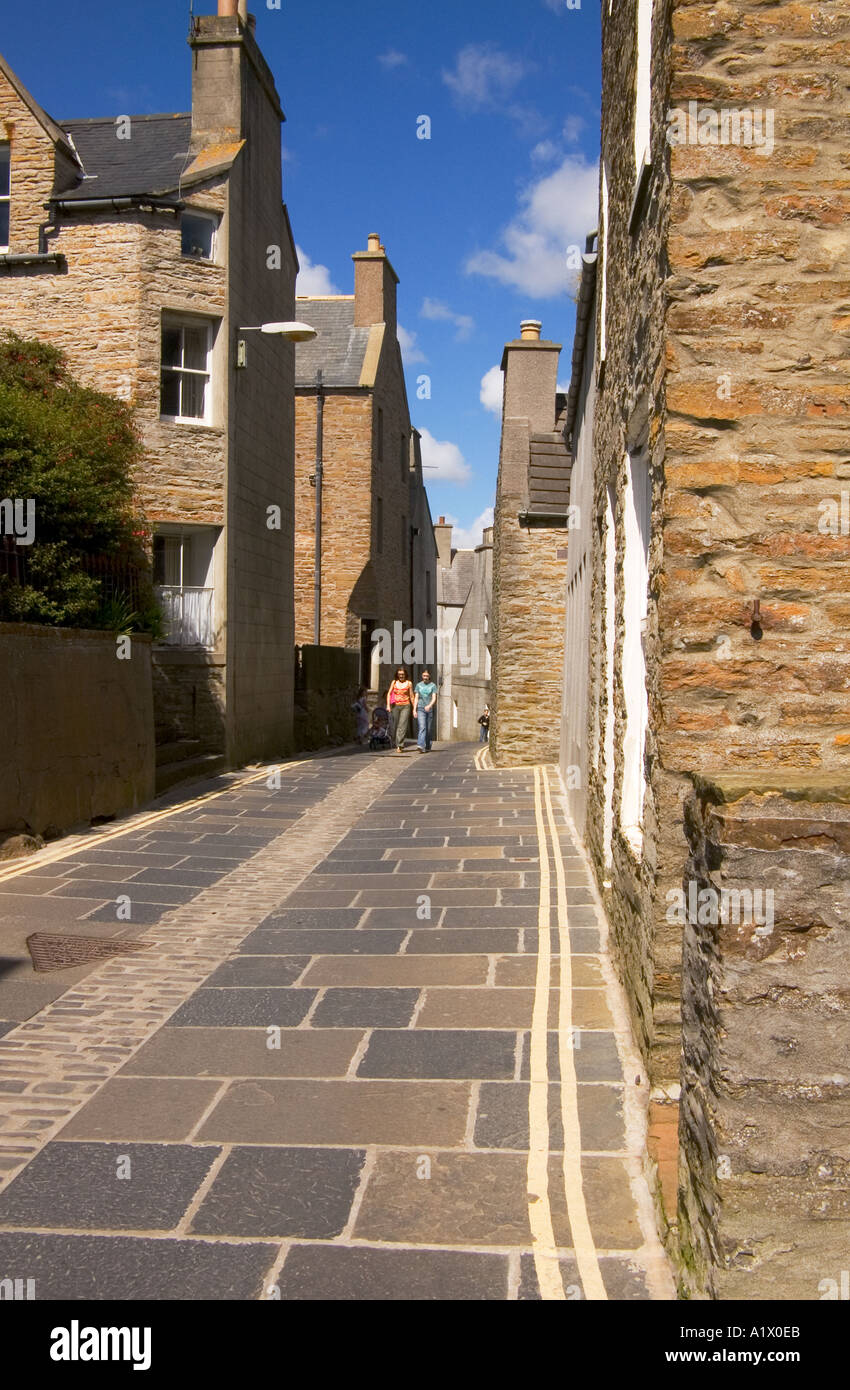 dh Dundas Street STROMNESS TOWN ORKNEY SCOTLAND Houses cobbled and Orkney slate slabbed people slab cobble street Stock Photo