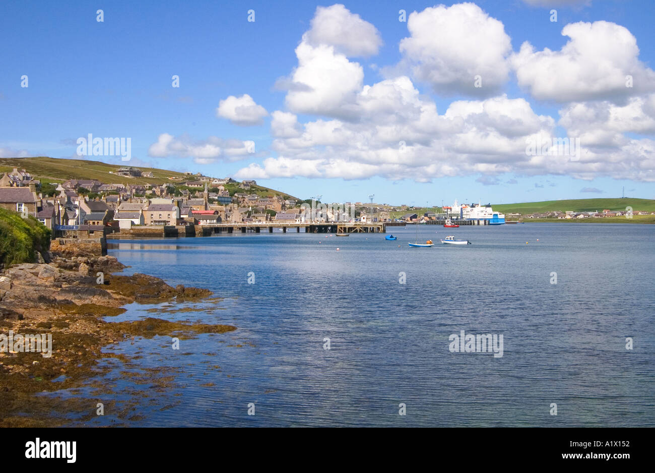 dh Harbour STROMNESS ORKNEY Hamnavoe harbour houses and boats Stock Photo