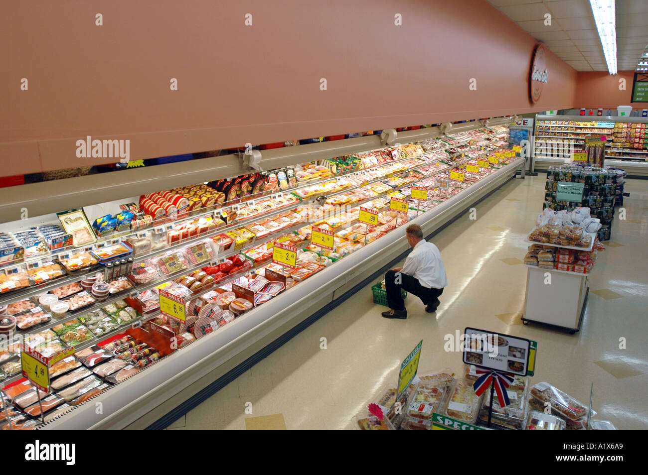 Store employee stocking shelves hires stock photography and images Alamy