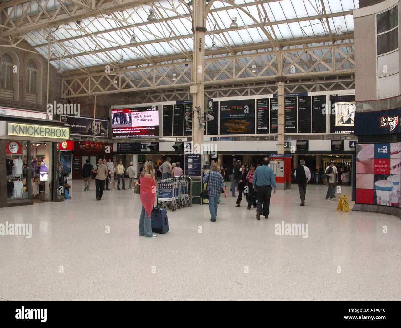 Interior of Charing Cross Railway Station London Stock Photo - Alamy