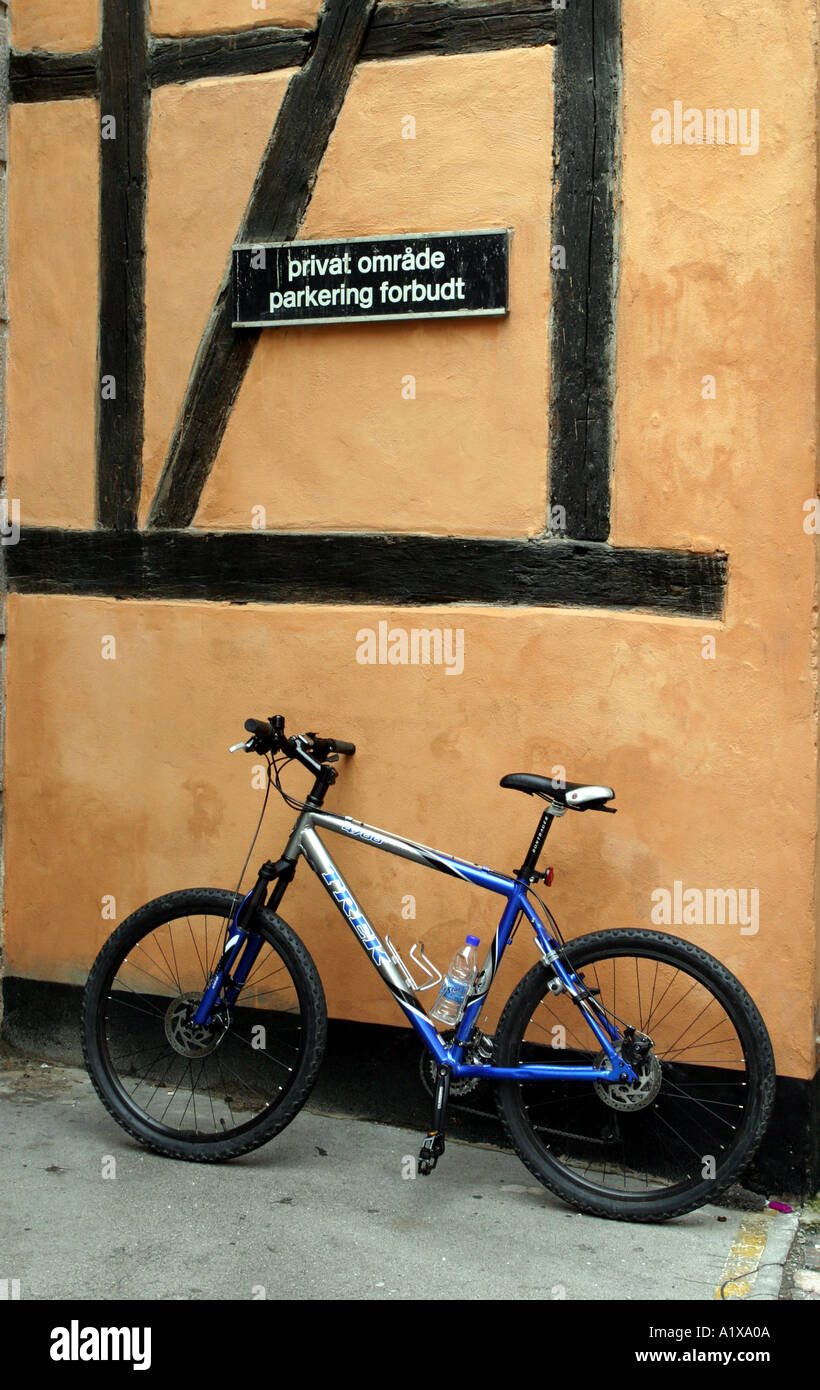 Bicycle outside yellow house hi-res stock photography and images - Alamy