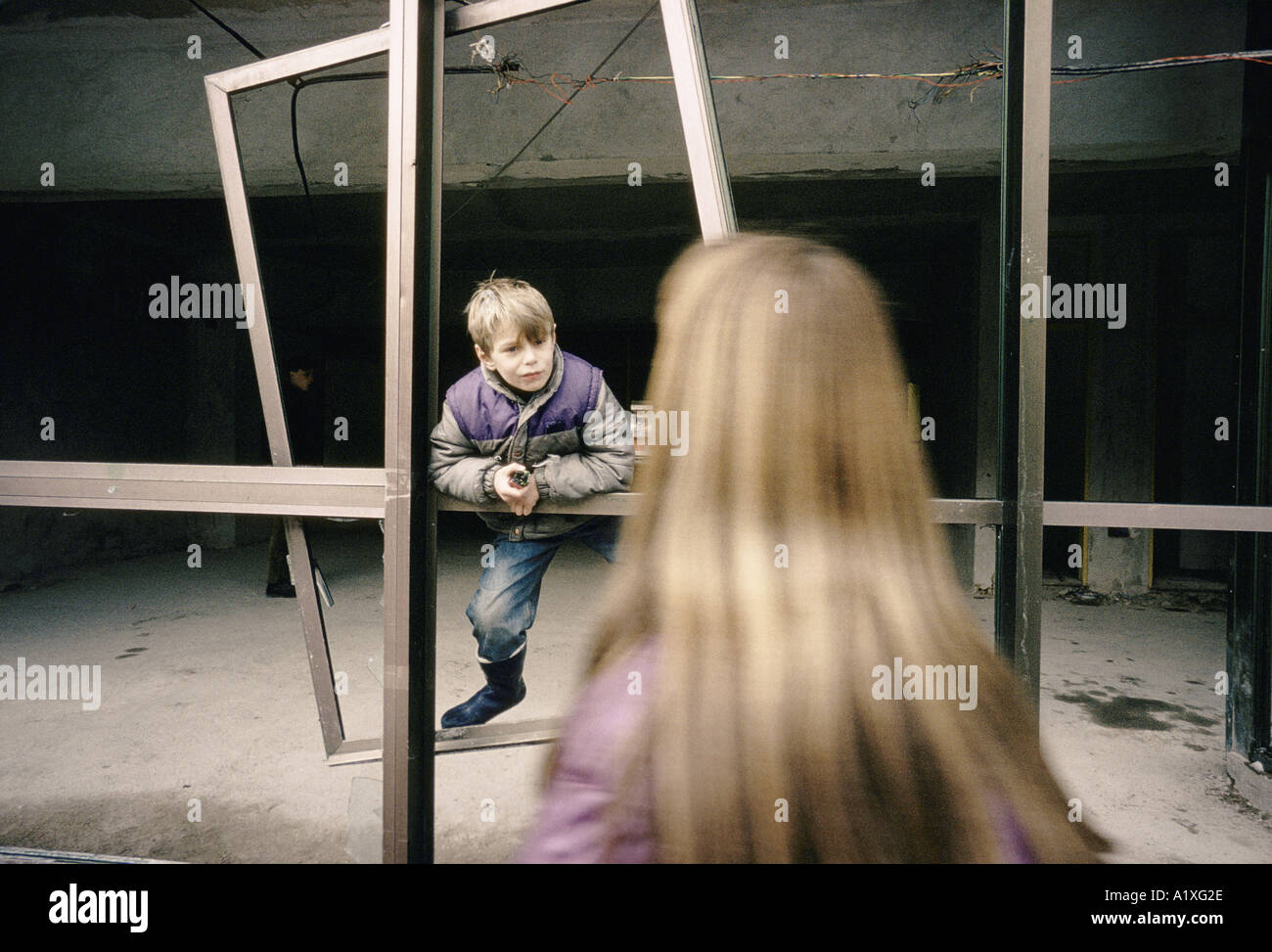 CHILDREN PLAYING IN BURNT OUT SHOP SARAJEVO 1994 Stock Photo