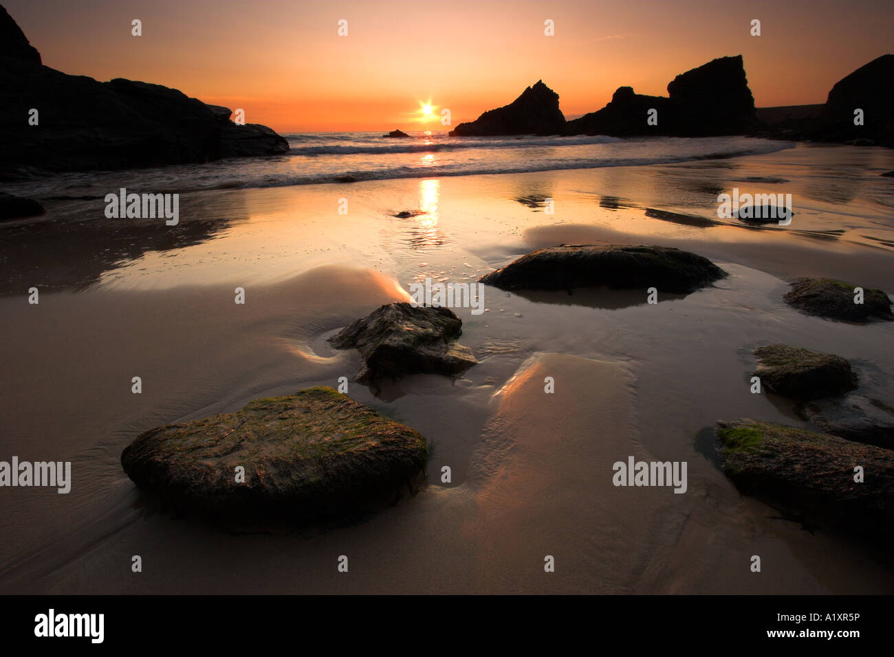 Sunset at the wonderful sandy and rocky shoreline at Bedruthan Steps, Cornwall, England Stock Photo