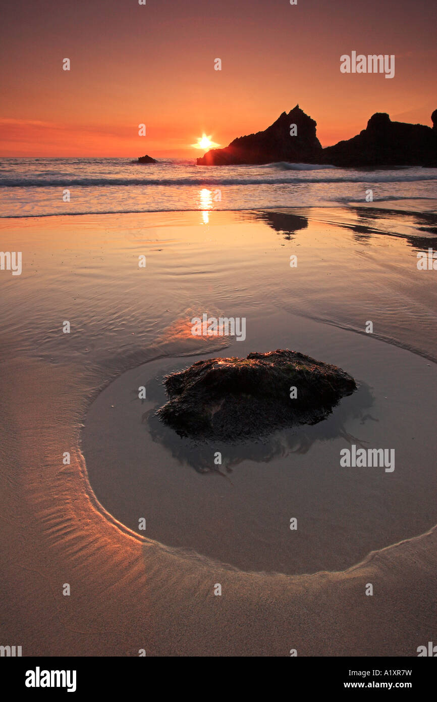 Sunset at the wonderful sandy and rocky shoreline at Bedruthan Steps, Cornwall, England Stock Photo