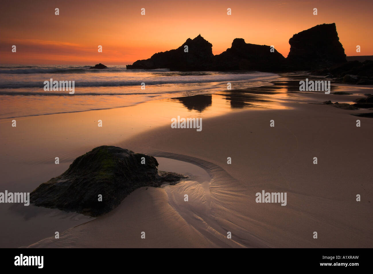 Sunset at the wonderful sandy and rocky shoreline at Bedruthan Steps, Cornwall, England Stock Photo