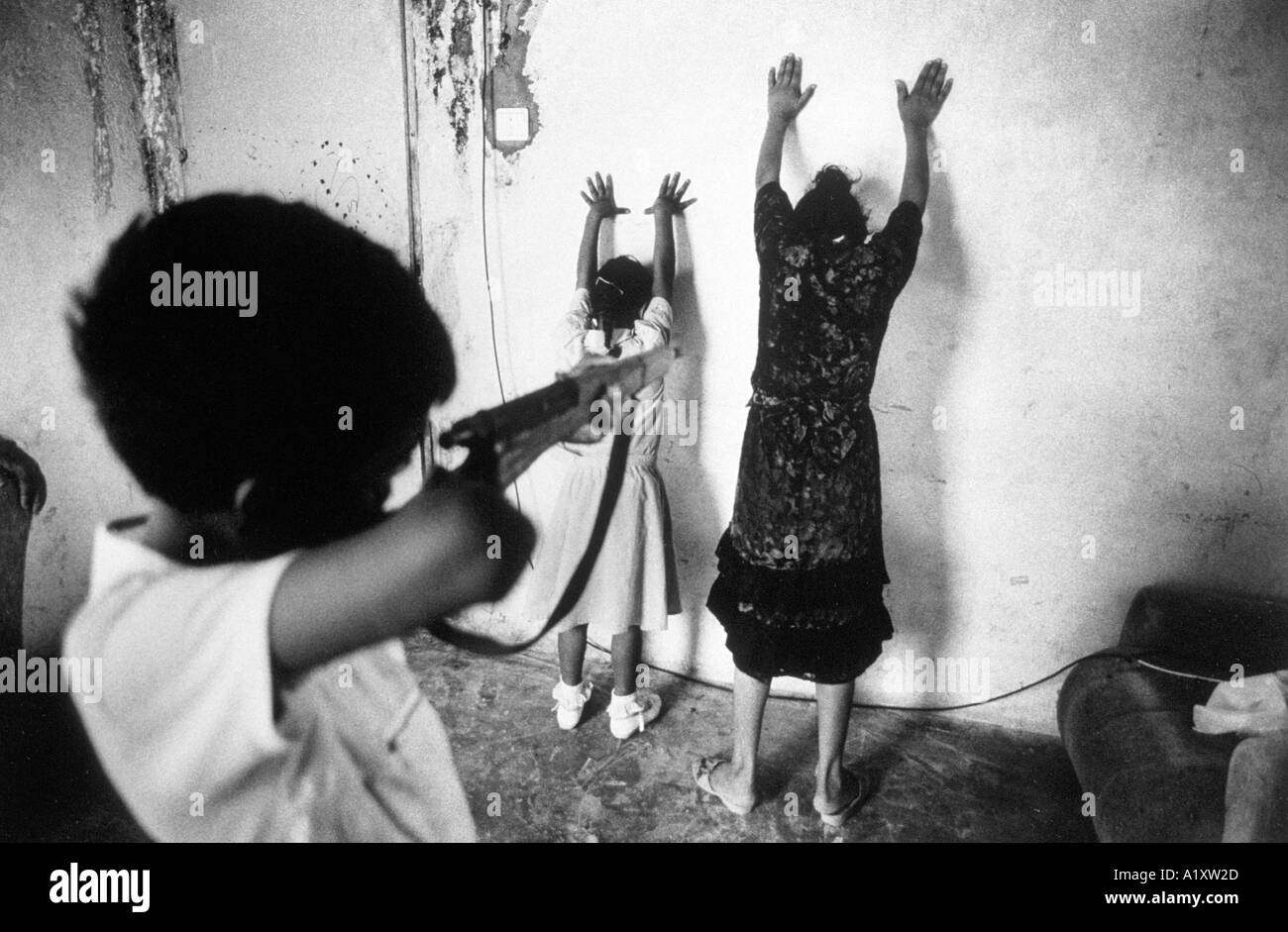 PALESTINIAN COLLABORATORS CHILDREN PLAYING WAR FAHME WEST BANK 1992 Stock Photo