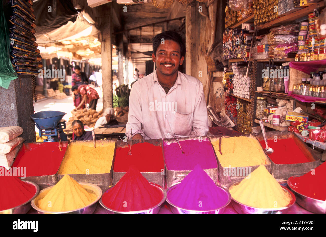 INDIA VARIOUS 1995 MYSORE KARNATKA PAINT POWDER FOR RELIGIOUS USE MAIN MARKET 1995 Stock Photo