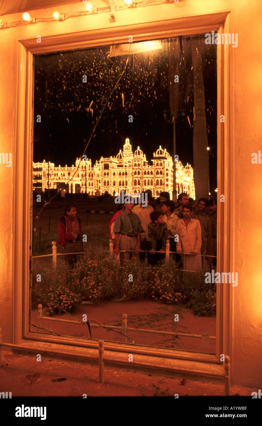 INDIA VARIOUS 1995 MYSORE KARNATKA A MIRROR SO THAT VISITORS CAN SEE THEM SELVES THE MAHARAJA S PALACE 1995 Stock Photo