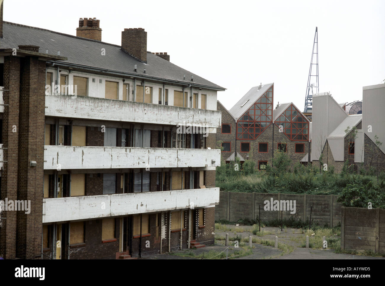 LONDON DOCKLANDS ISLE OF DOGS OLD COUNCIL FLATS NEW OFFICES Stock Photo