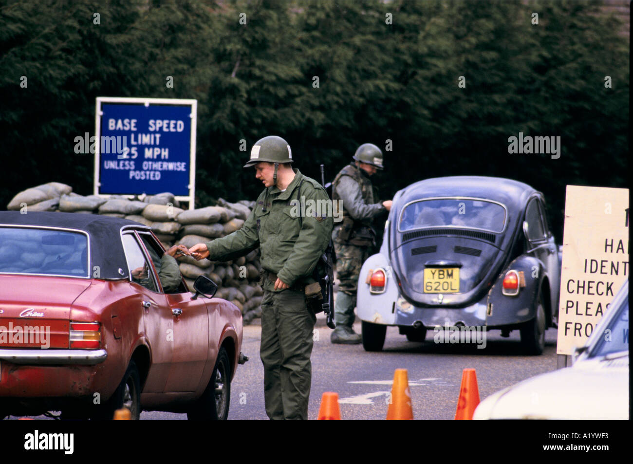 RAF LAKENHEATH USAF SECURITY AFTER THE US BOMBING OF TRIPOLI 15 4 86 1986 Stock Photo
