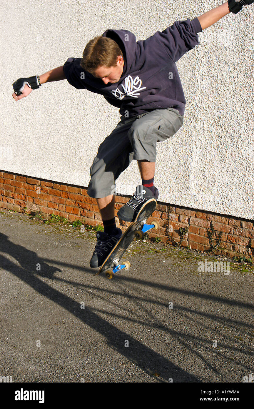 Skateboard ollie hires stock photography and images Alamy