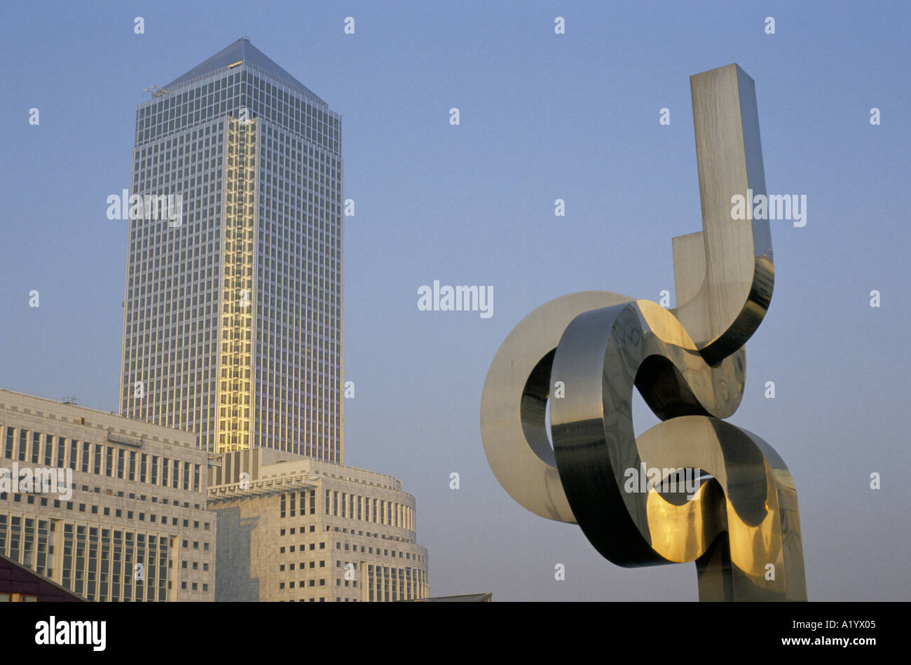 CANARY WHARF LANDMARK TOWER STEEL SCULTURE DOCKLANDS LONDON JULY 1991 Stock Photo