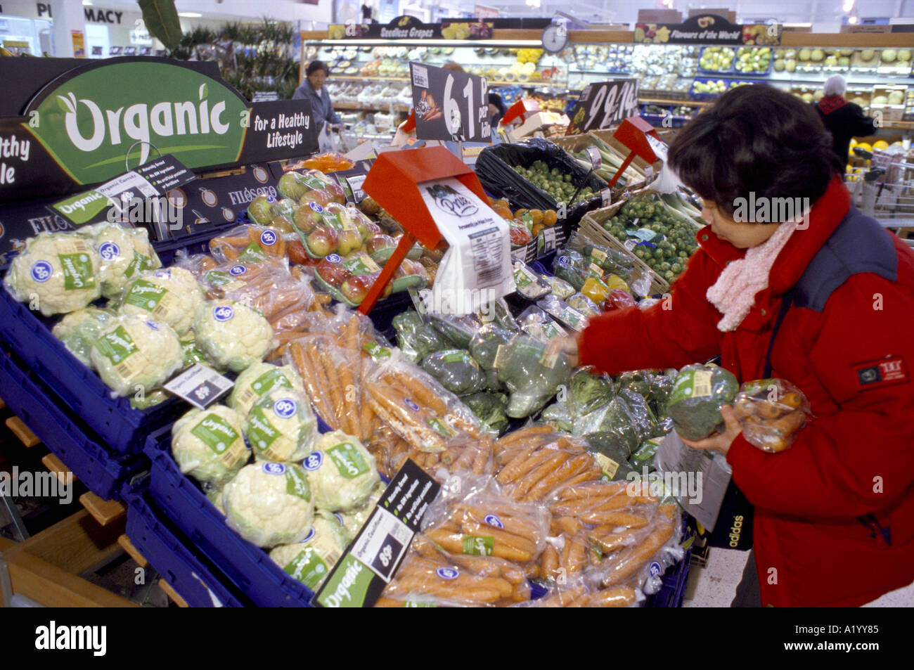 ASDA SUPERMARKET WEMBLEY CUSTOMERS CHOOSING ORGANIC VEGETABLES 1999