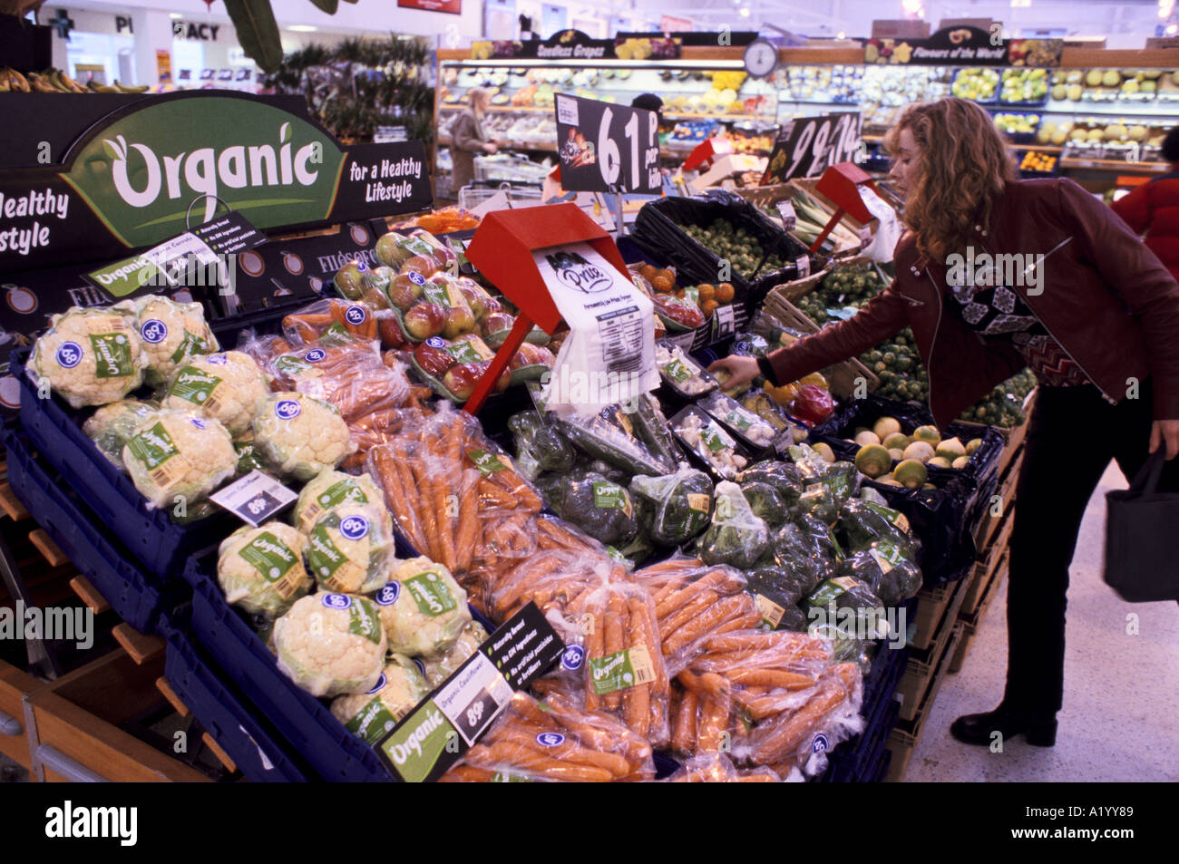 ASDA SUPERMARKET WEMBLEY CUSTOMERS CHOOSING ORGANIC VEGETABLES 1999