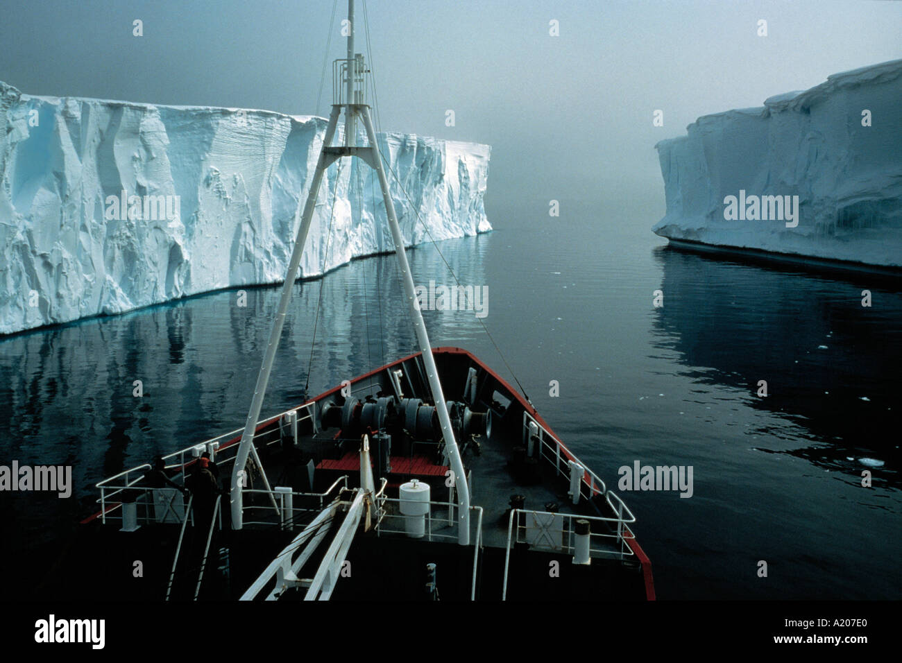 A tight squeeze the British Antarctic Survery s Royal Research Ship Bransfield runs the gauntlet between icebergs Stock Photo