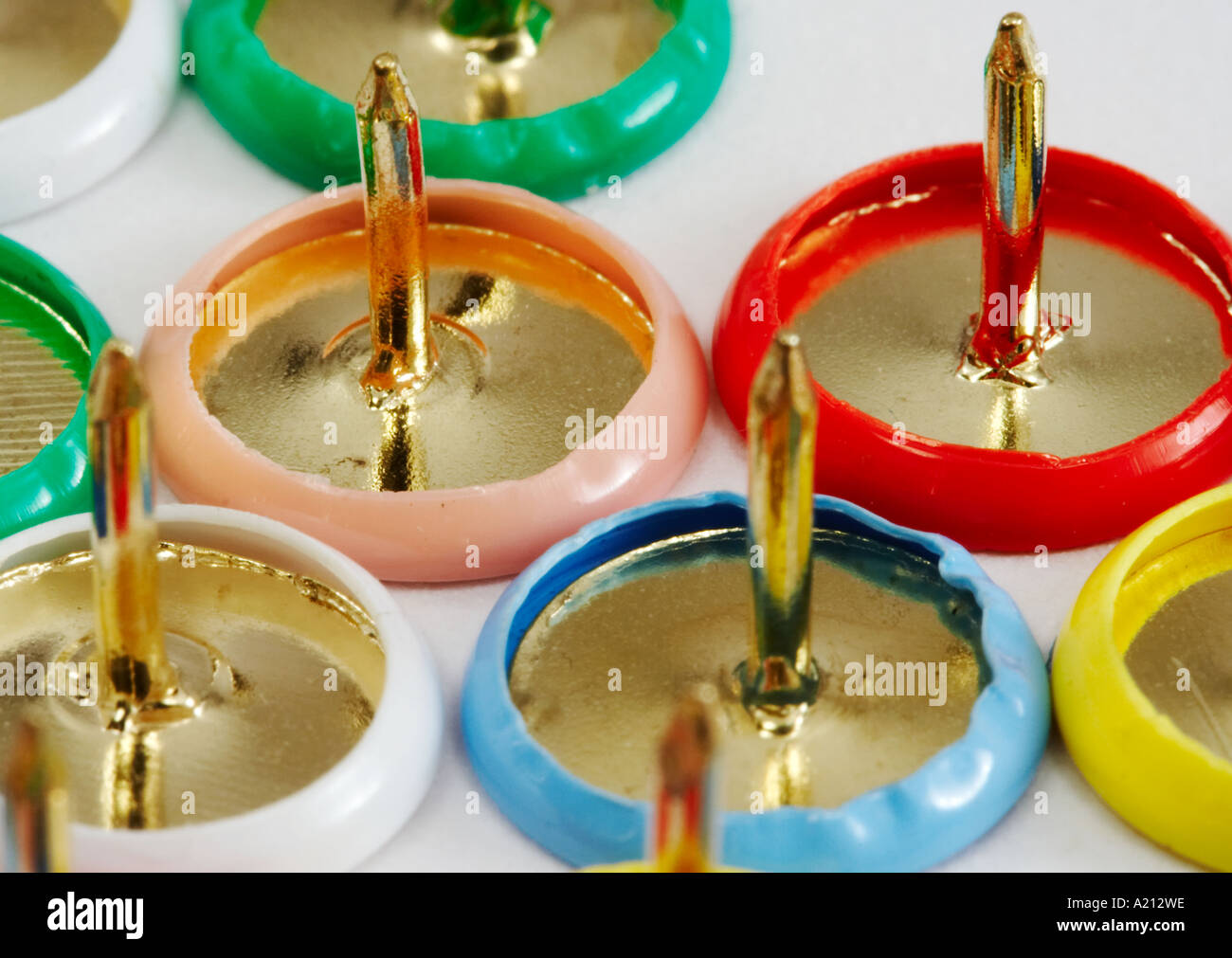 Coloured drawing pins hi-res stock photography and images - Alamy